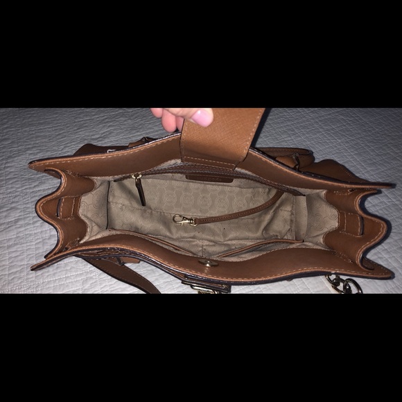 Michael Kors lock handbag - Picture 3 of 3